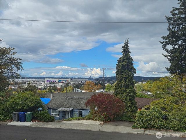 470 Grandey Way NE, Renton, WA 98056
