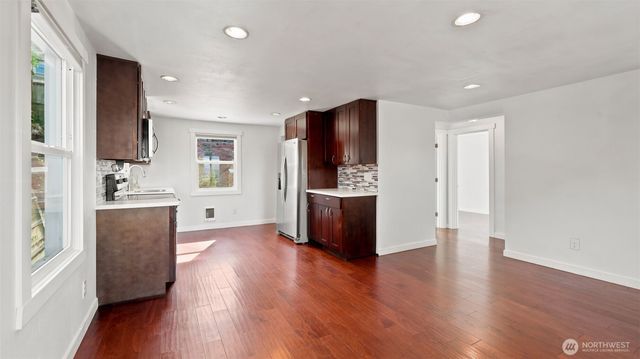 470 Grandey Way NE, Renton, WA 98056