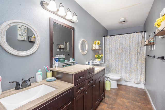 1907 Bridle Lane, Gainesville, TX 76240