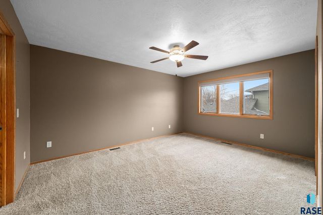 2409 S Grinnell Ave Avenue, Sioux Falls, SD 57106