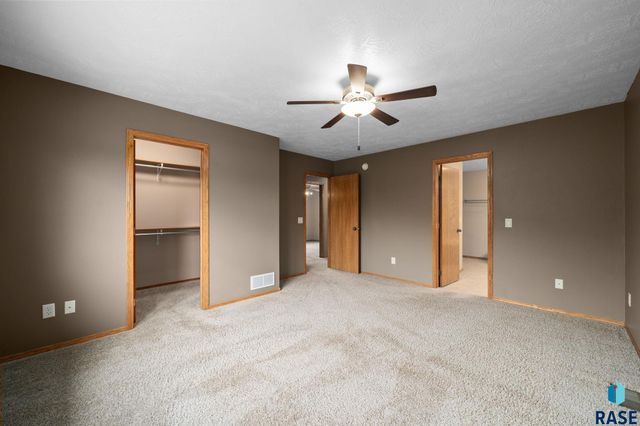 2409 S Grinnell Ave Avenue, Sioux Falls, SD 57106