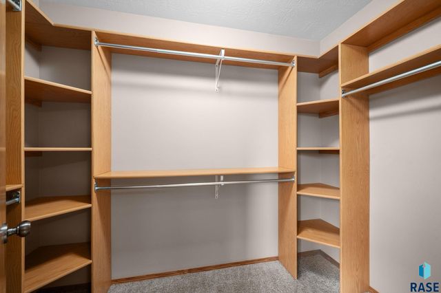 2409 S Grinnell Ave Avenue, Sioux Falls, SD 57106