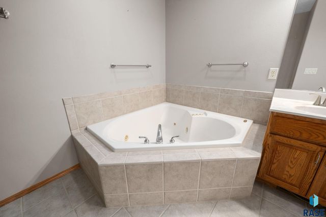 2409 S Grinnell Ave Avenue, Sioux Falls, SD 57106