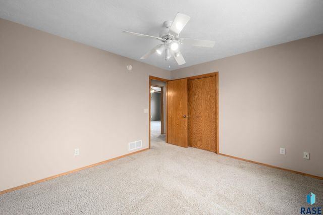 2409 S Grinnell Ave Avenue, Sioux Falls, SD 57106