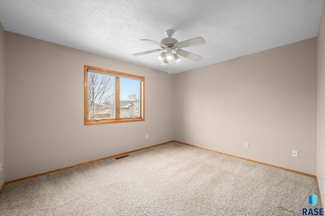 2409 S Grinnell Ave Avenue, Sioux Falls, SD 57106