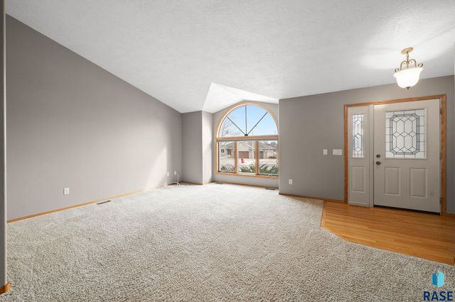 2409 S Grinnell Ave Avenue, Sioux Falls, SD 57106