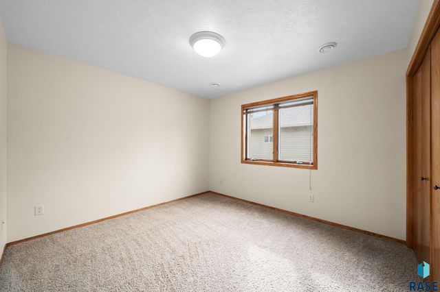 2409 S Grinnell Ave Avenue, Sioux Falls, SD 57106