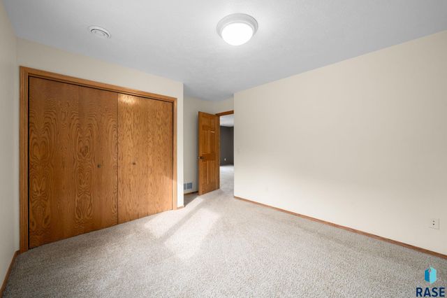 2409 S Grinnell Ave Avenue, Sioux Falls, SD 57106