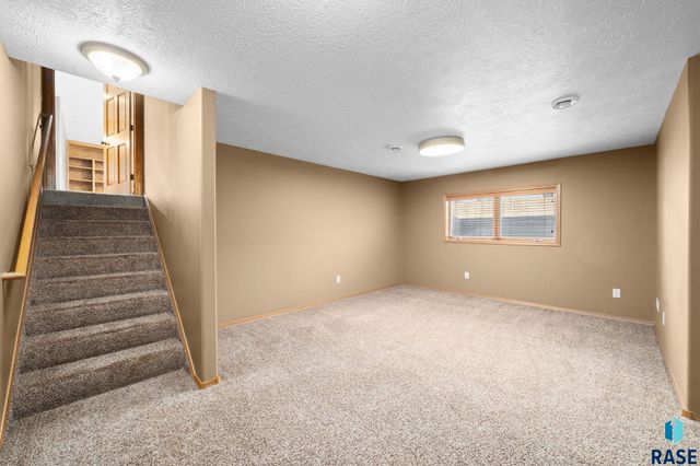 2409 S Grinnell Ave Avenue, Sioux Falls, SD 57106