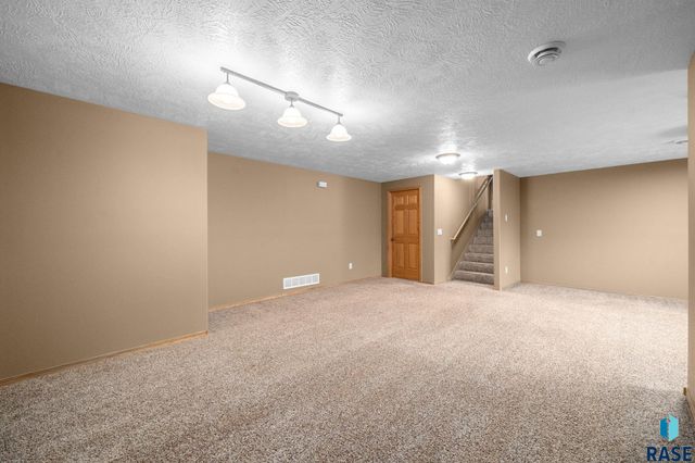 2409 S Grinnell Ave Avenue, Sioux Falls, SD 57106