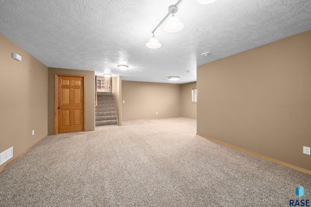 2409 S Grinnell Ave Avenue, Sioux Falls, SD 57106