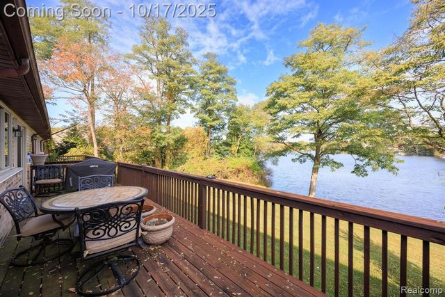 7109 Bluewater Drive, Clarkston, MI 48348