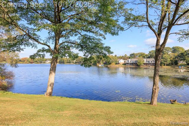 7109 Bluewater Drive, Clarkston, MI 48348