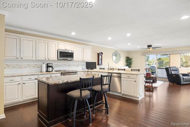 7109 Bluewater Drive, Clarkston, MI 48348