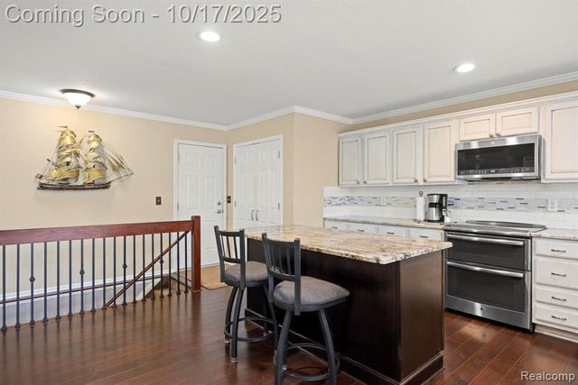 7109 Bluewater Drive, Clarkston, MI 48348