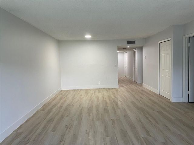 235 LAKEVIEW Drive 102, Weston, FL 33326