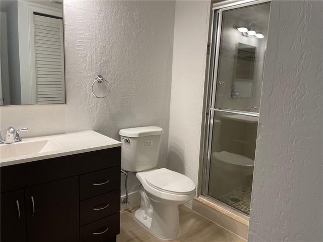 235 LAKEVIEW Drive 102, Weston, FL 33326