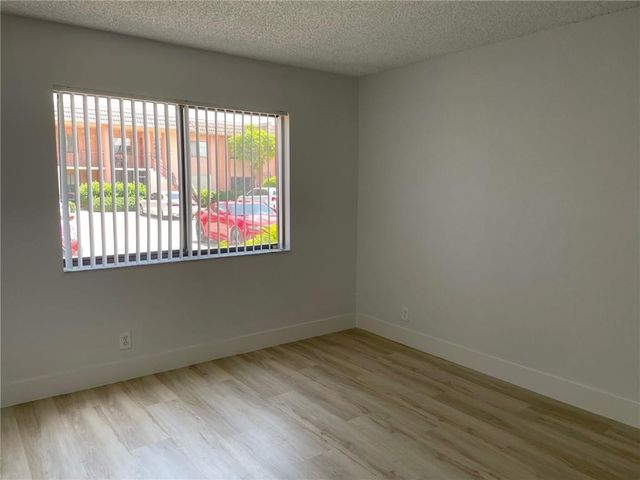 235 LAKEVIEW Drive 102, Weston, FL 33326