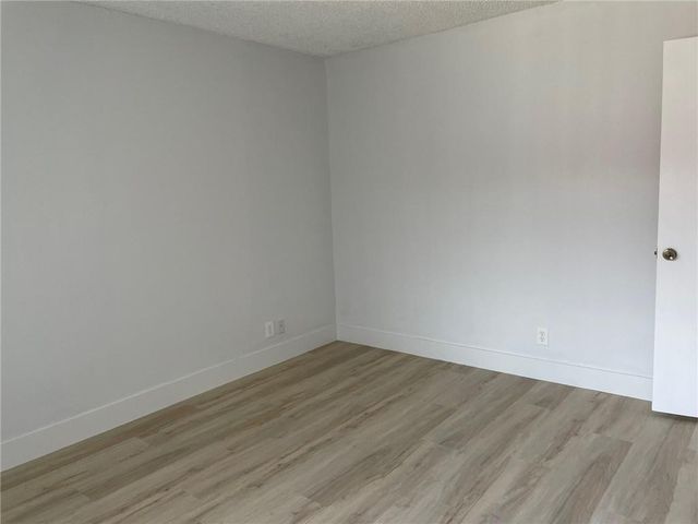 235 LAKEVIEW Drive 102, Weston, FL 33326