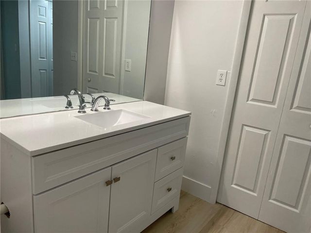 235 LAKEVIEW Drive 102, Weston, FL 33326