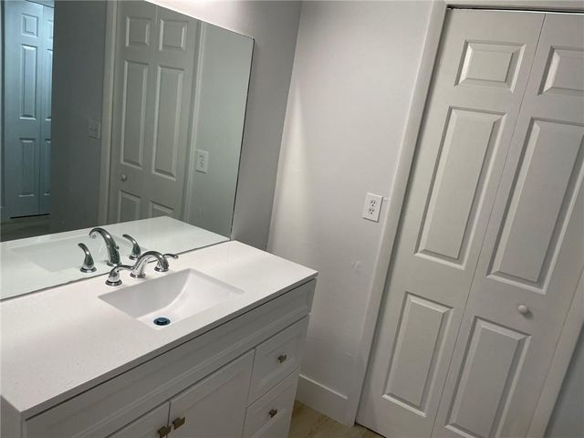 235 LAKEVIEW Drive 102, Weston, FL 33326