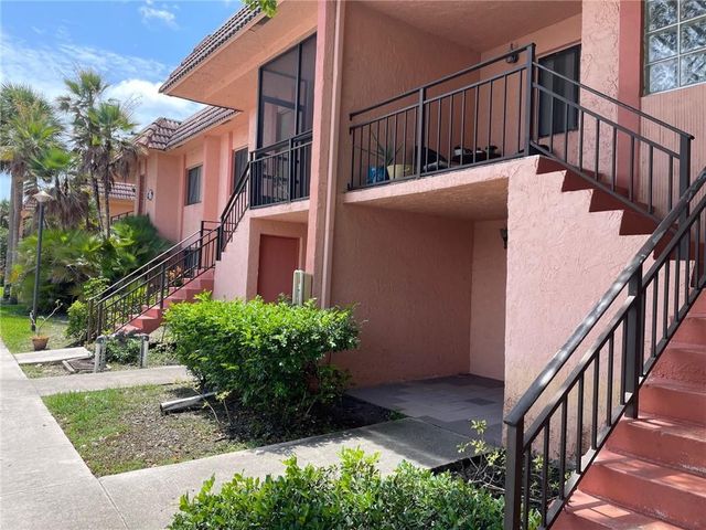 235 LAKEVIEW Drive 102, Weston, FL 33326