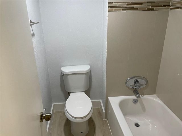 235 LAKEVIEW Drive 102, Weston, FL 33326
