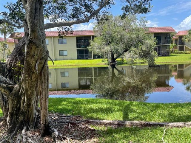 235 LAKEVIEW Drive 102, Weston, FL 33326