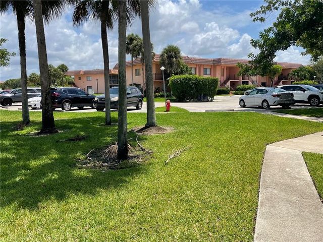 235 LAKEVIEW Drive 102, Weston, FL 33326
