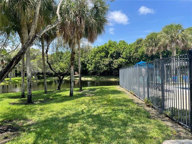 235 LAKEVIEW Drive 102, Weston, FL 33326