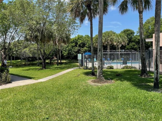 235 LAKEVIEW Drive 102, Weston, FL 33326