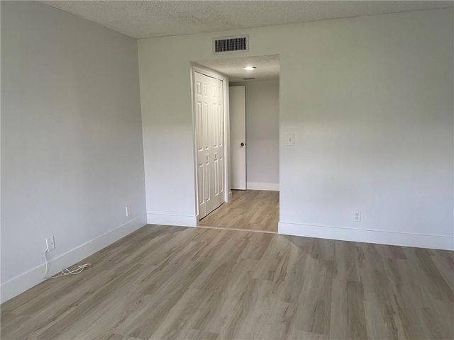 235 LAKEVIEW Drive 102, Weston, FL 33326