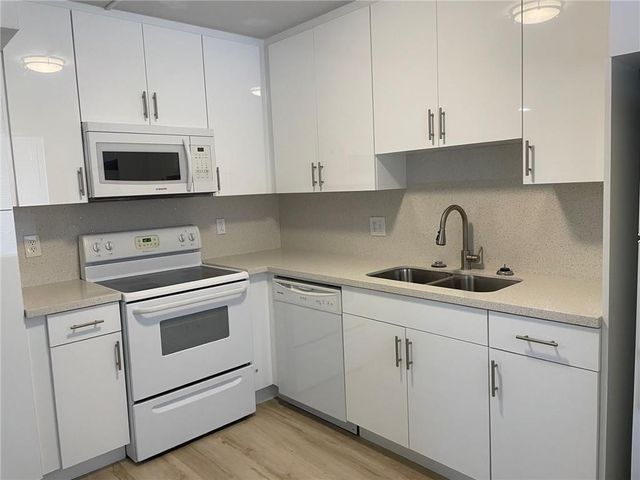 235 LAKEVIEW Drive 102, Weston, FL 33326