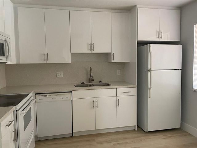 235 LAKEVIEW Drive 102, Weston, FL 33326