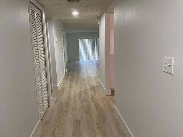 235 LAKEVIEW Drive 102, Weston, FL 33326