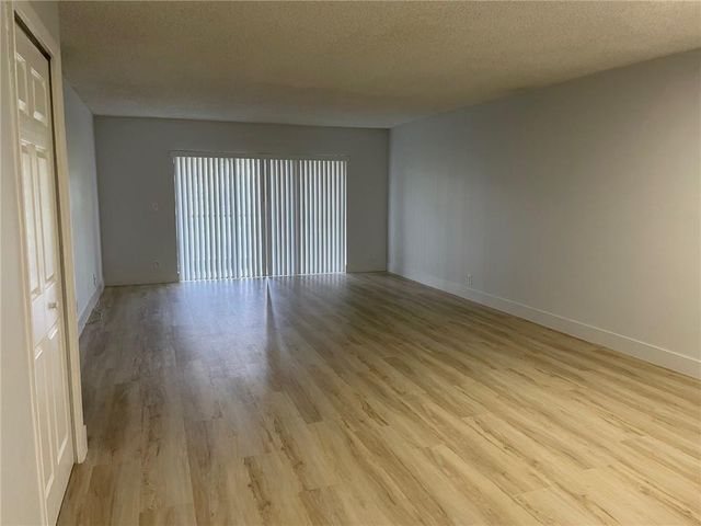 235 LAKEVIEW Drive 102, Weston, FL 33326