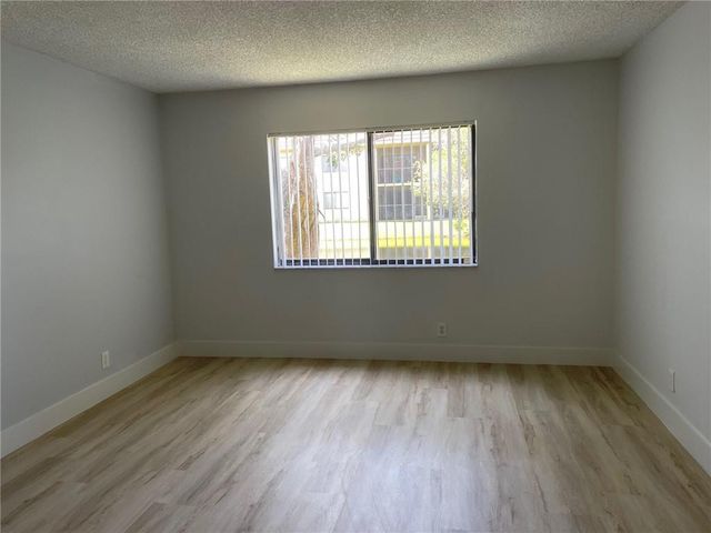 235 LAKEVIEW Drive 102, Weston, FL 33326