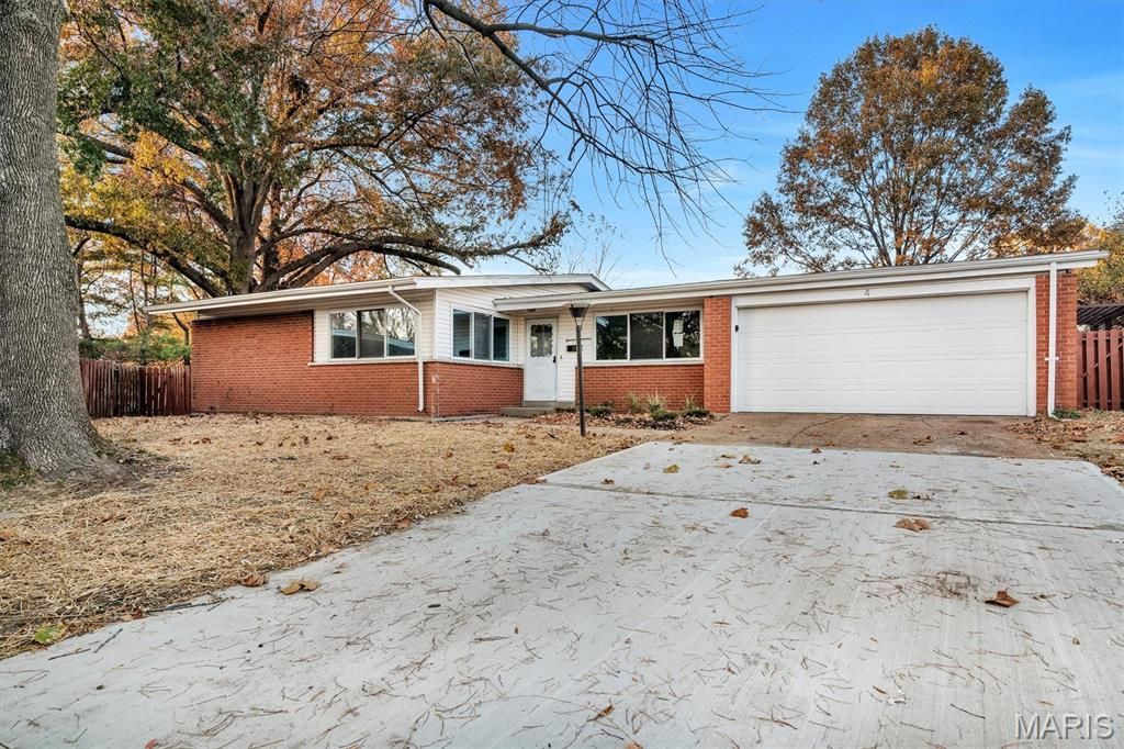 4 Whitney Circle, Florissant, MO 63033