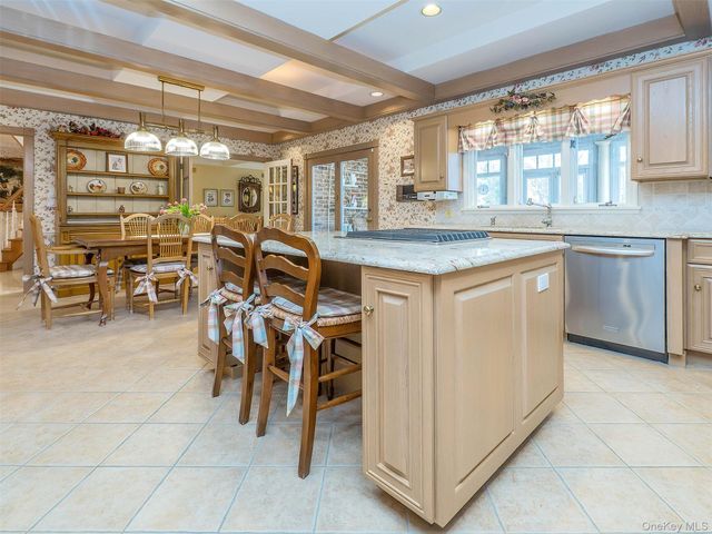 5 Danton Lane S, Locust Valley, NY 11560