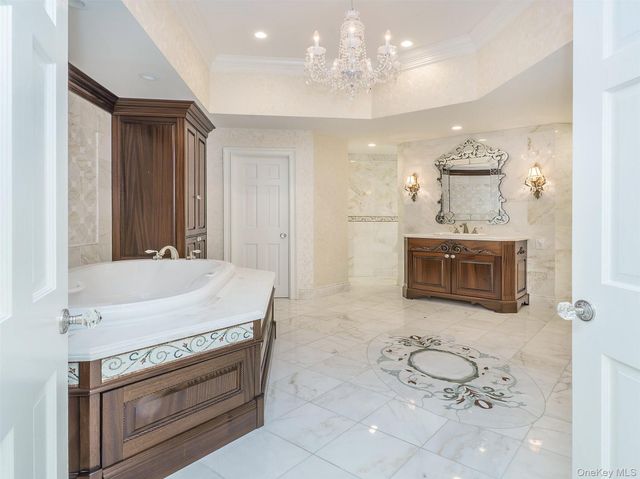 5 Danton Lane S, Locust Valley, NY 11560