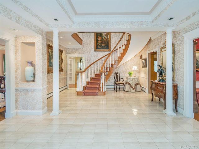 5 Danton Lane S, Locust Valley, NY 11560