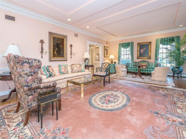 5 Danton Lane S, Locust Valley, NY 11560