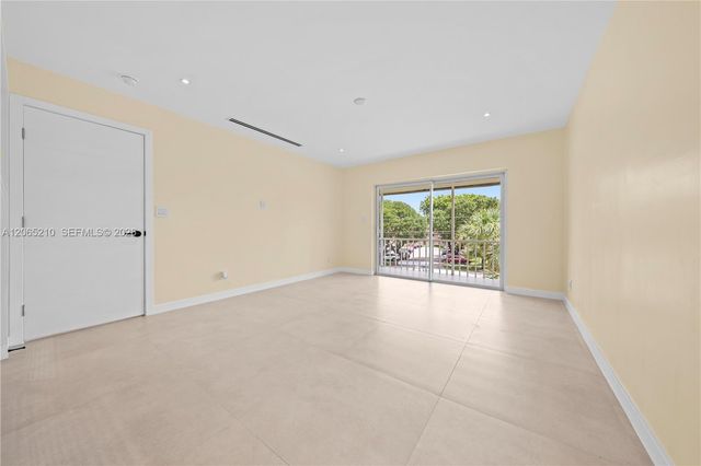1400 NE 191st Street 305, Miami, FL 33179