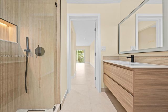 1400 NE 191st Street 305, Miami, FL 33179