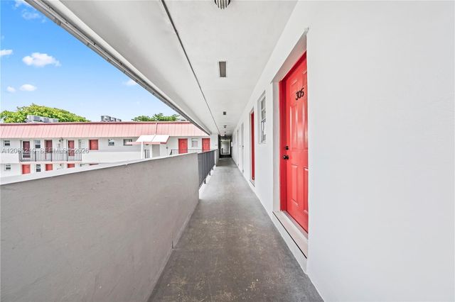 1400 NE 191st Street 305, Miami, FL 33179