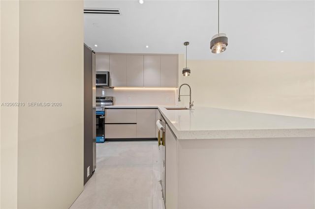 1400 NE 191st Street 305, Miami, FL 33179