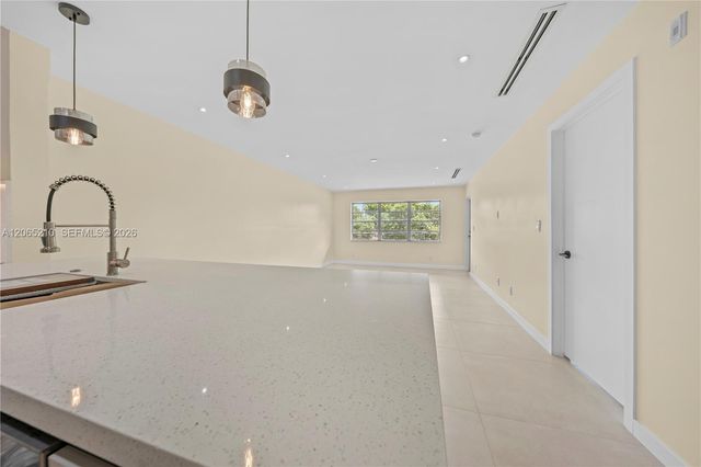 1400 NE 191st Street 305, Miami, FL 33179