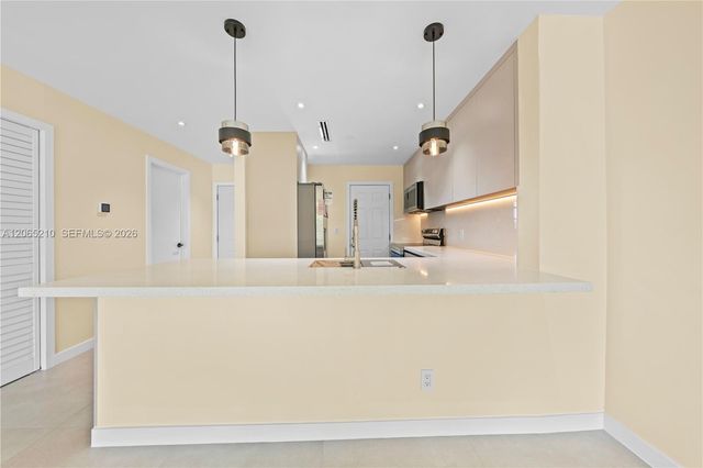 1400 NE 191st Street 305, Miami, FL 33179
