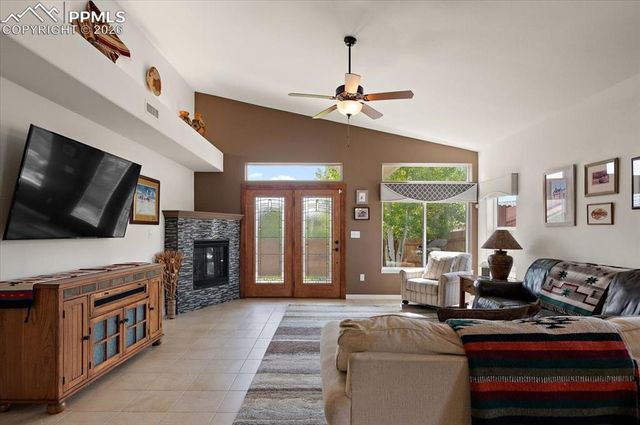 934 Aspencrest Drive, Pueblo, CO 81005