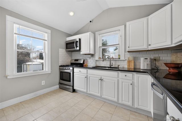 22 Perry Avenue, Bayville, NY 11709